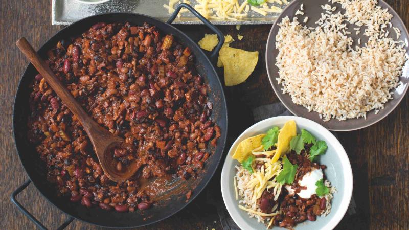 Fazolové chili sin carne s ořechy a čokoládou