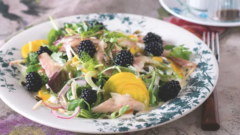 Fenyklovo-řepný salát s ostružinami a uzeným pstruhem