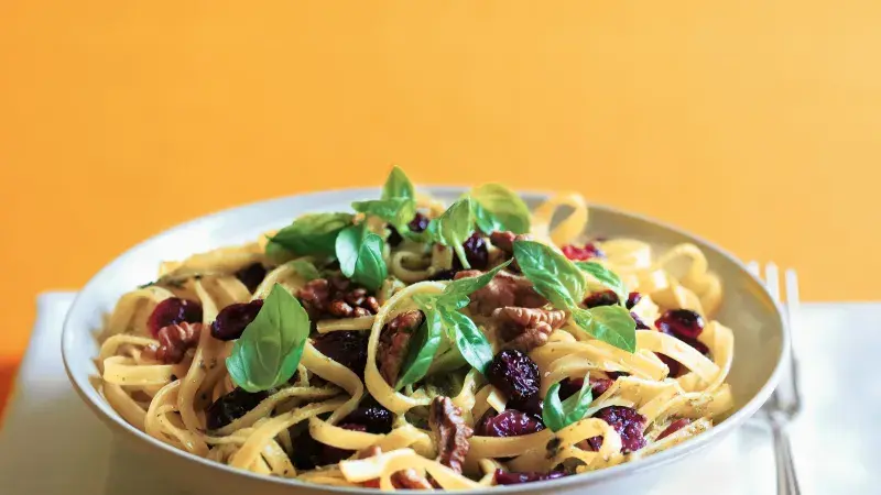 Fettuccine s pestem a sušenými brusinkami