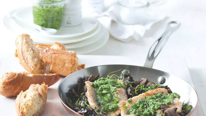 Filet z lína s houbami a petrželkovým pestem