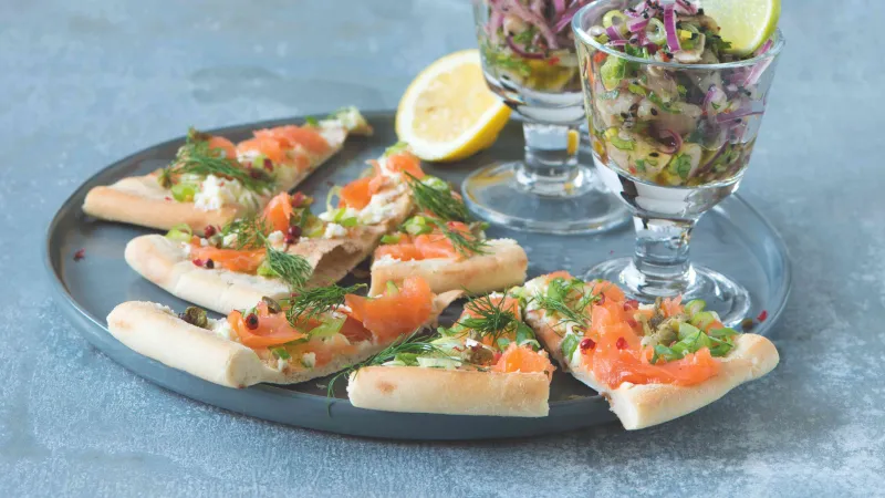 Flatbread s ostrou pomazánkou a lososem