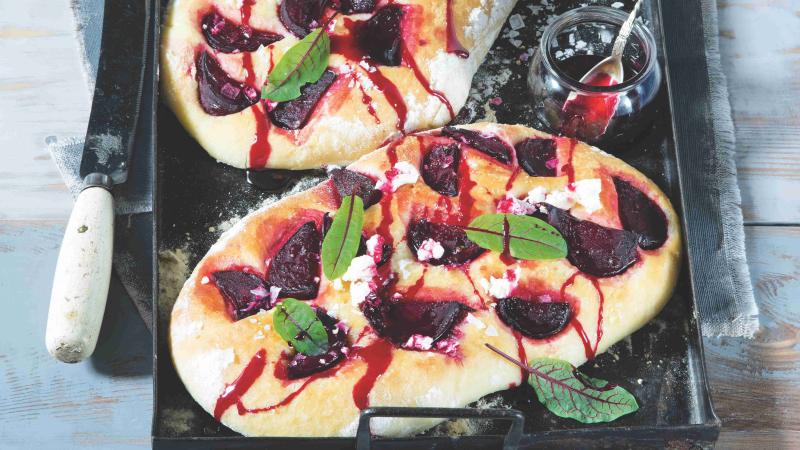 Focaccia s červenou řepou a kozím sýrem