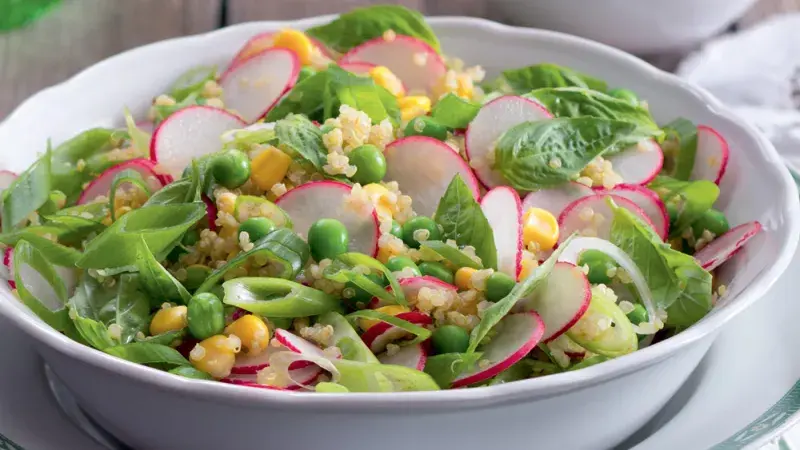 Salát s quinoou, kukuřicí a ředkvičkami