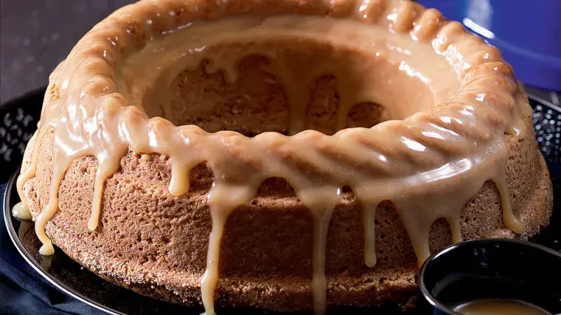 Banánová bábovka s karamelovou polevou