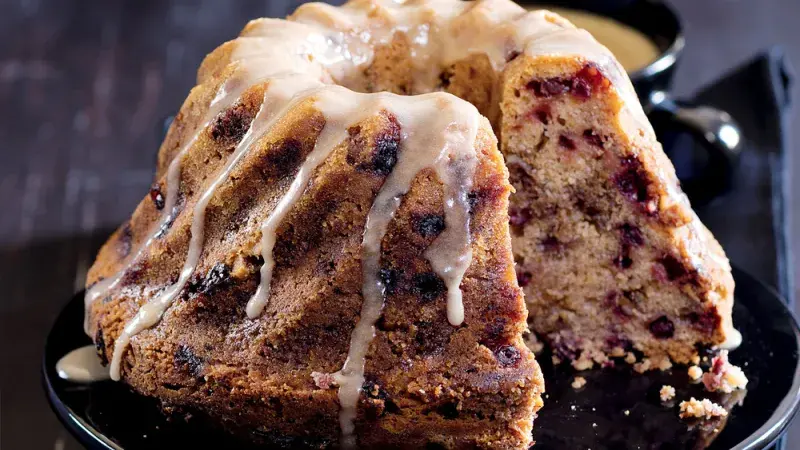 Skořicová bábovka s brusinkami a ořechovou drobenkou