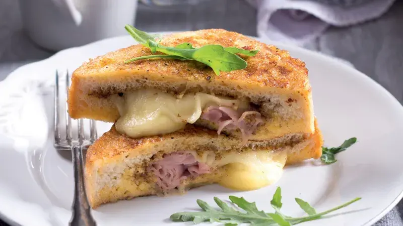 Francouzský toust plněný šunkou a sýrem