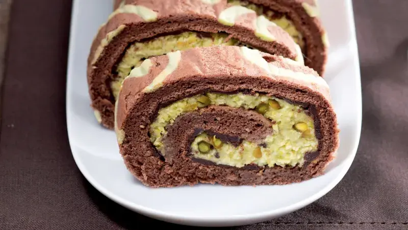 Malovaná kakaová roláda s pistáciemi