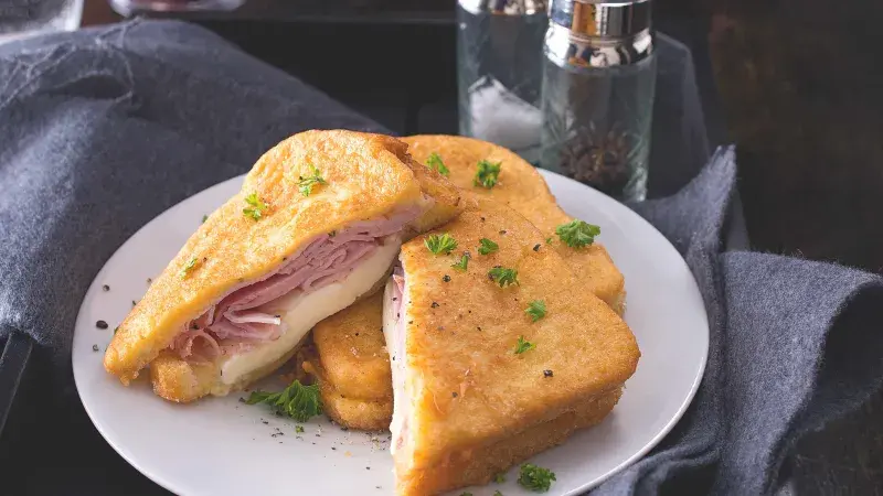 Francouzský toust se sýrem a šunkou