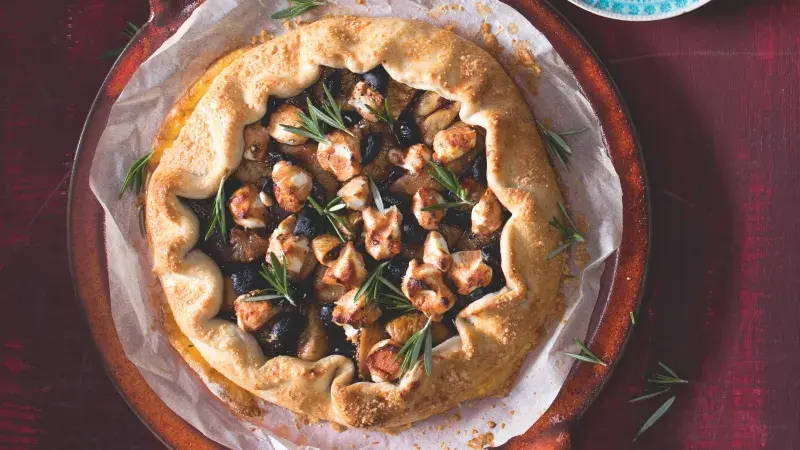 Galetka s kozím sýrem, fíky a datlovým sirupem