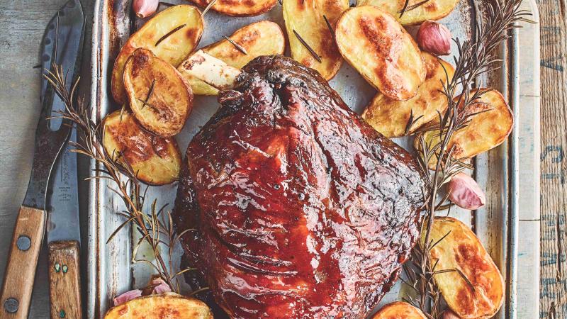 Glazovaná jehněčí plec s česnekovými bramborami
