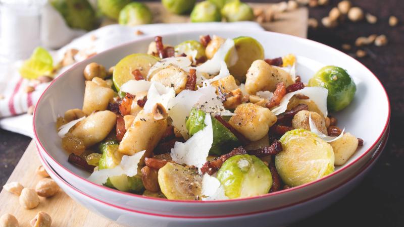 Gnocchi s růžičkovou kapustou, slaninou a oříšky