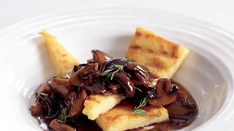 Grilovaná polenta s balzamikovými houbami