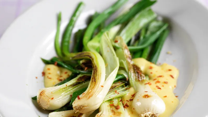 Grilované cibulky s holandskou omáčkou