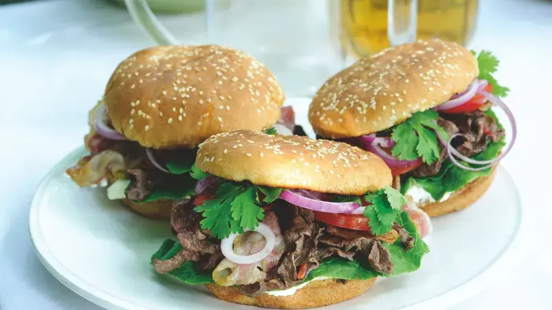 Burger s grilovaným hovězím srdcem, křupavou slaninou & omá