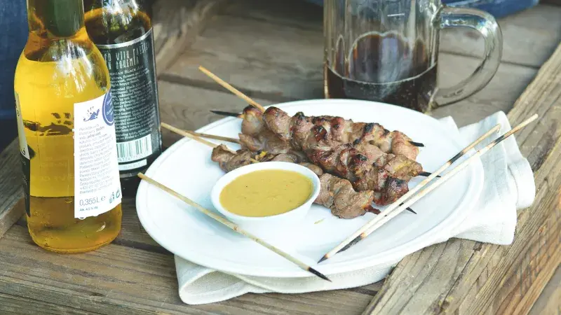 Hovězí a vepřové satay s arašídovou omáčkou