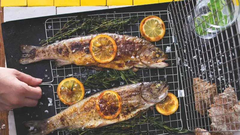 Grilovaný pstruh s máslem a bylinkami