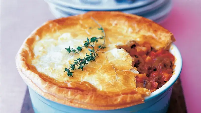 Guláš s čepicí z listového těsta