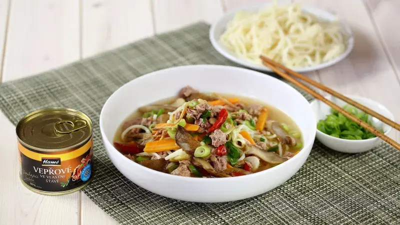 Pikantní polévka s hlívou ústřičnou a vepřovým masem