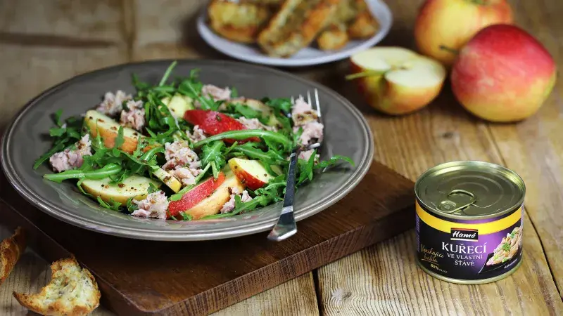 Kuřecí salát s rukolou, jablkem a dresinkem z hrubozrnné hořčice