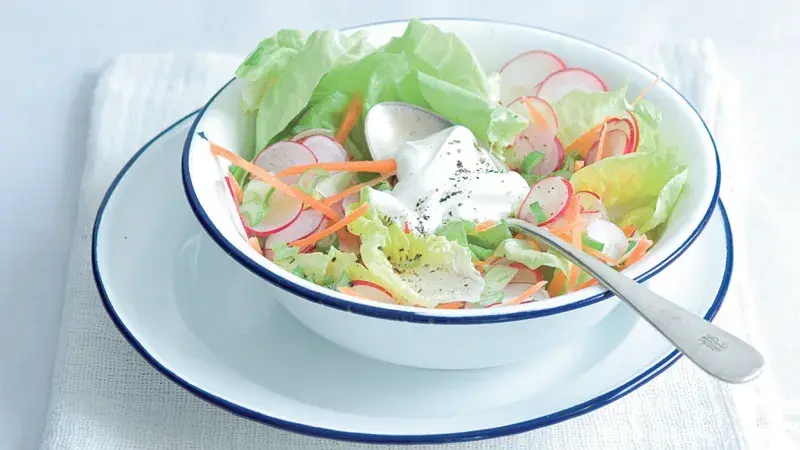 Hlávkový salát s ředkvičkami