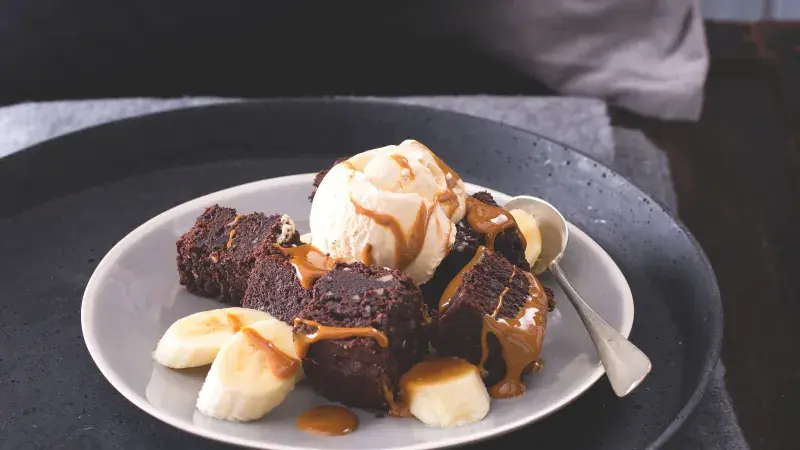 Horké brownies se zmrzlinou & karamelem