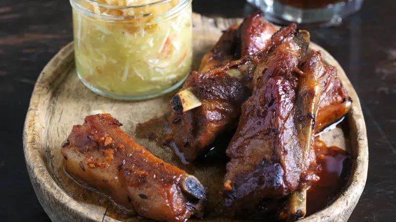 Pečená vepřová žebírka s jablečným křenem