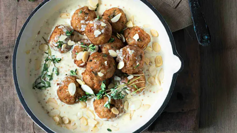 Houbové koule s fazolemi a smetanovou omáčkou