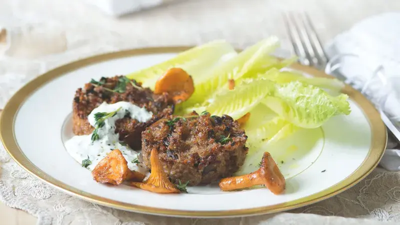 Houbové koláčky s kroupami a česnekovým dipem