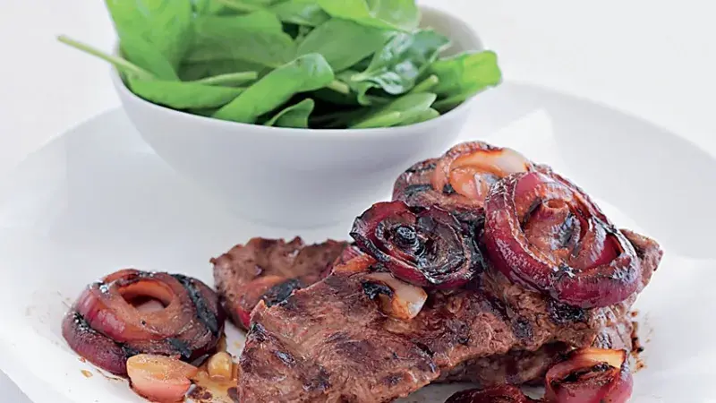 Hovězí steak s karamelizovanou cibulkou