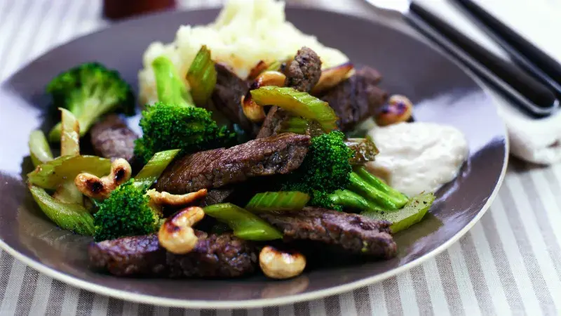 Rychlé hovězí s brokolicí z jedné pánve