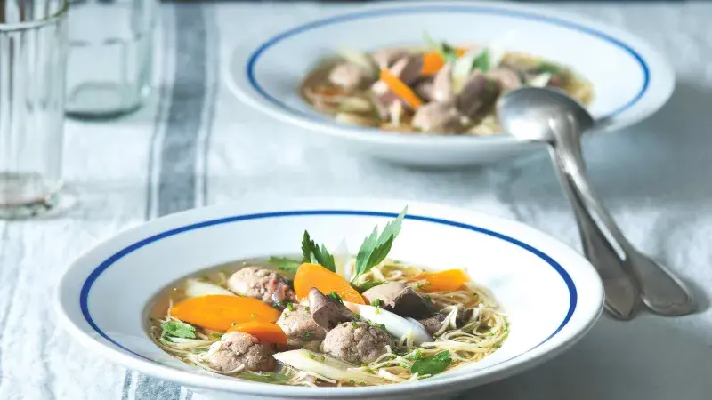 Hovězí vývar s játrovými knedlíčky