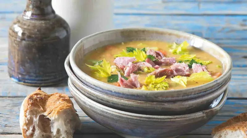 Hrachová polévka s uzeným kolenem