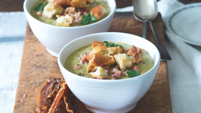 Hrachová polévka s opečenou slaninou