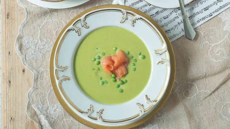 Hrášková polévka s uzeným lososem