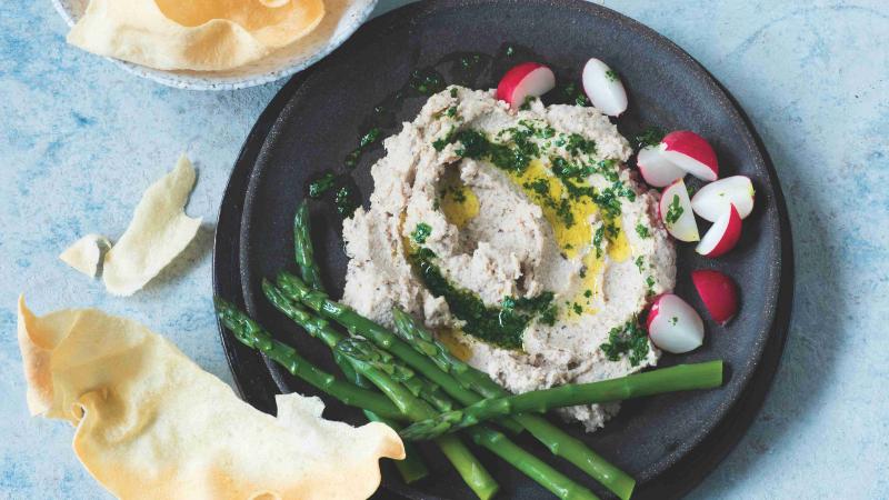 Hummus z černookých fazolí s chřestem a ředkvičkami