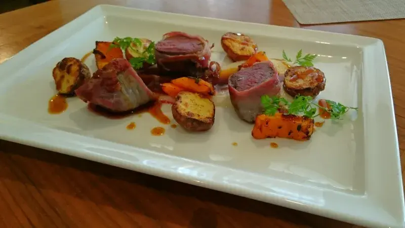 Dančí hřbet s pyré z černého kořene a omáčkou z divokého koření