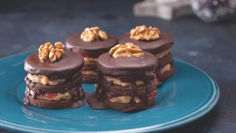 Išlské dortíčky na modrém talíři