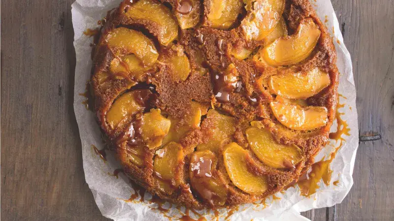 Obrácený jablečný koláč s karamelem