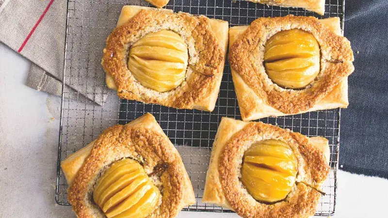 Jablkové řezy frangipane