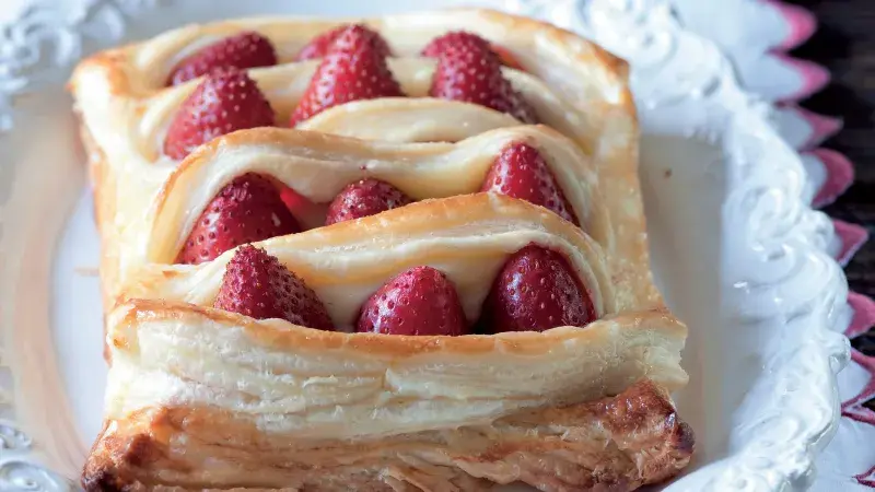 Taštička z listového těsta s pudinkem a jahodami