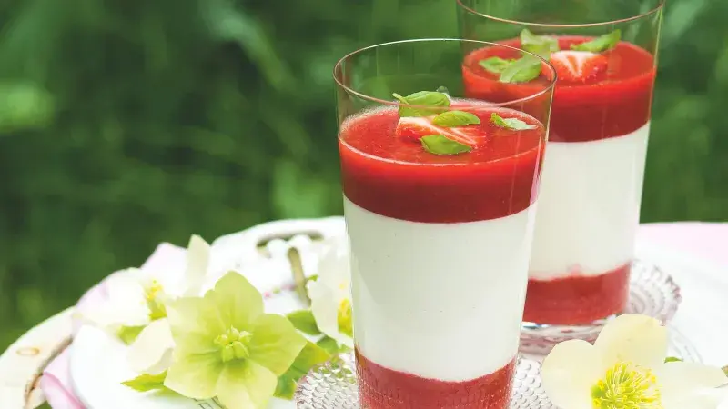 Jahodovo-marcipánová panna cotta