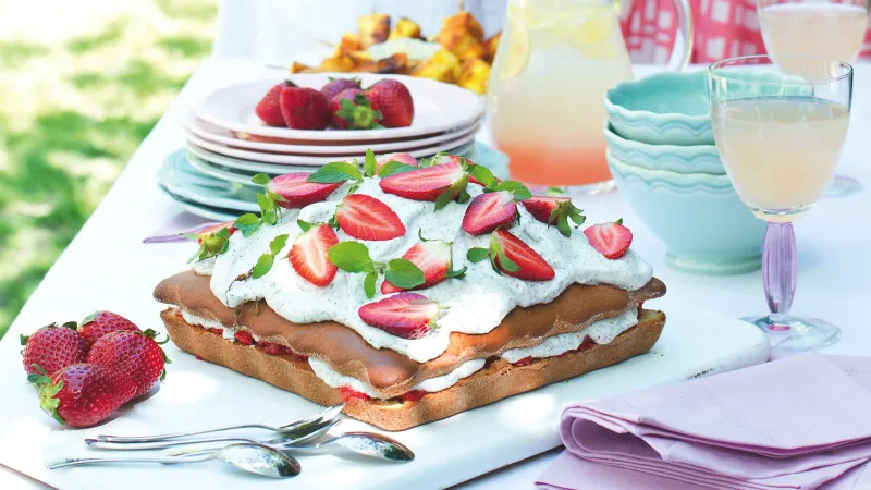 Koláč s makovou šlehačkou a jahodami