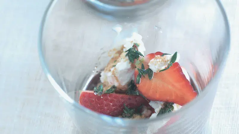 Jahody na kozím sýru