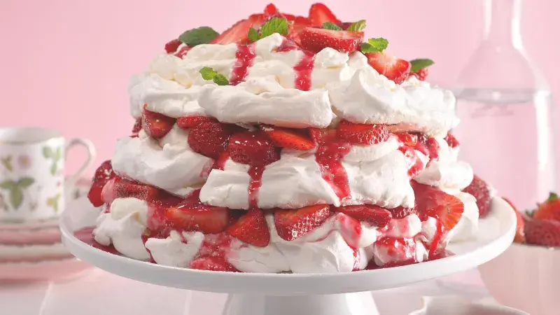 Třípatrová pavlova s jahodami