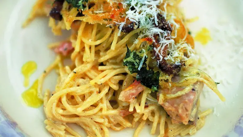 Zapečené špagety s kuřecím masem a houbami