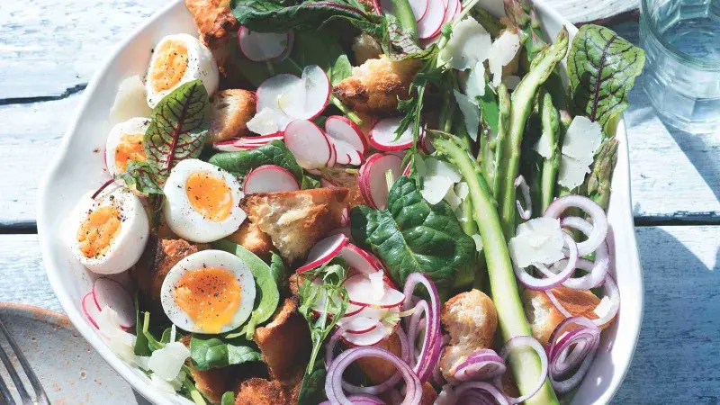 Jarní panzanella s chřestem