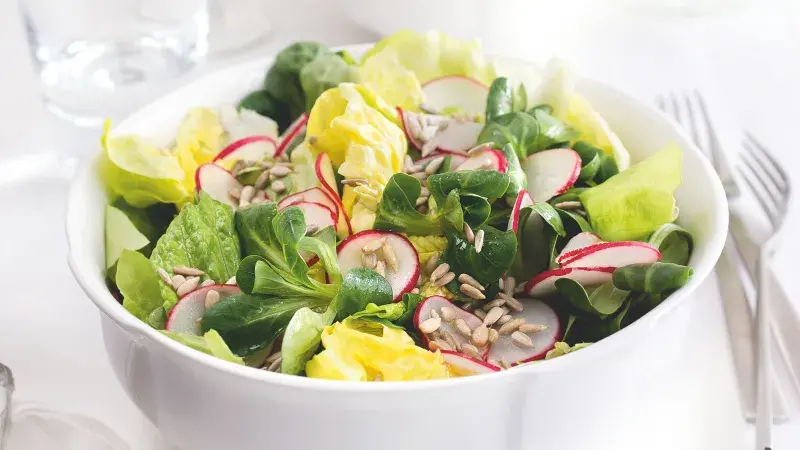 Jarní salát s ředkvičkami a slunečnicovými semínky