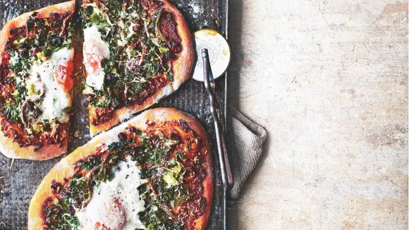 Jednoporcové pizzy s kadeřávkem a vejci