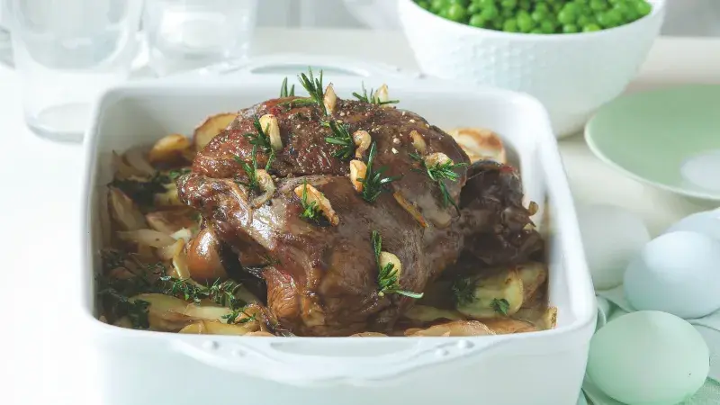 Pomalu pečená jehněčí kýta & brambory boulangère