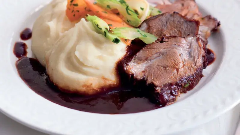 Jehněčí plec na víně